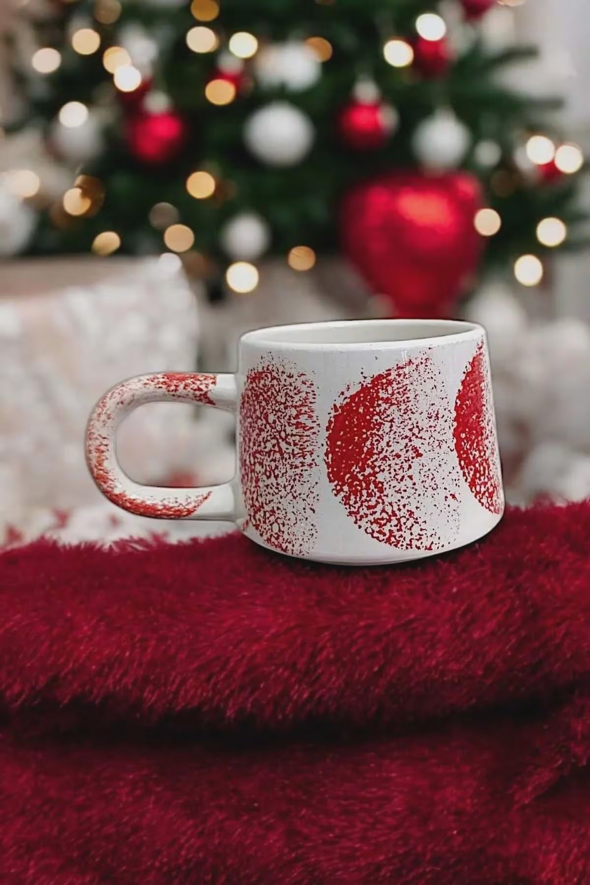 Handmade Ceramic Lips Mug with Red Kiss Print in Pop Art Style - Design handmade ceramic lips mug pop art style